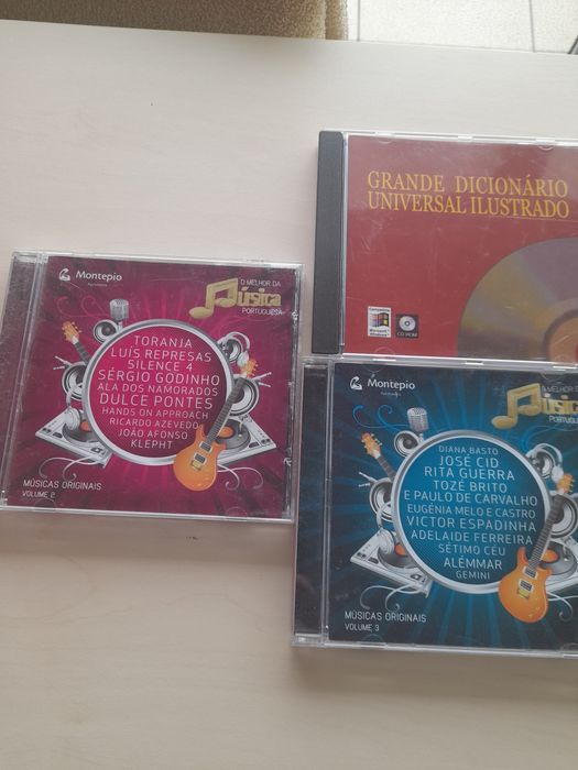 Cds musicais vários.