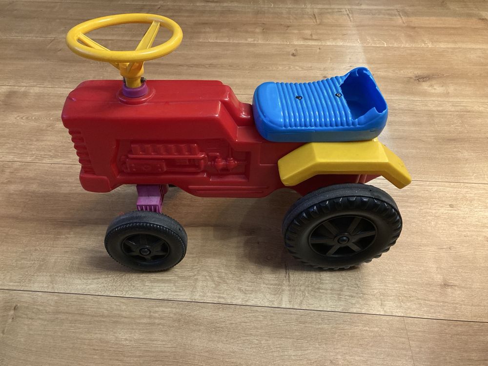 Klasyczny retro jezdzik traktor bajtruck