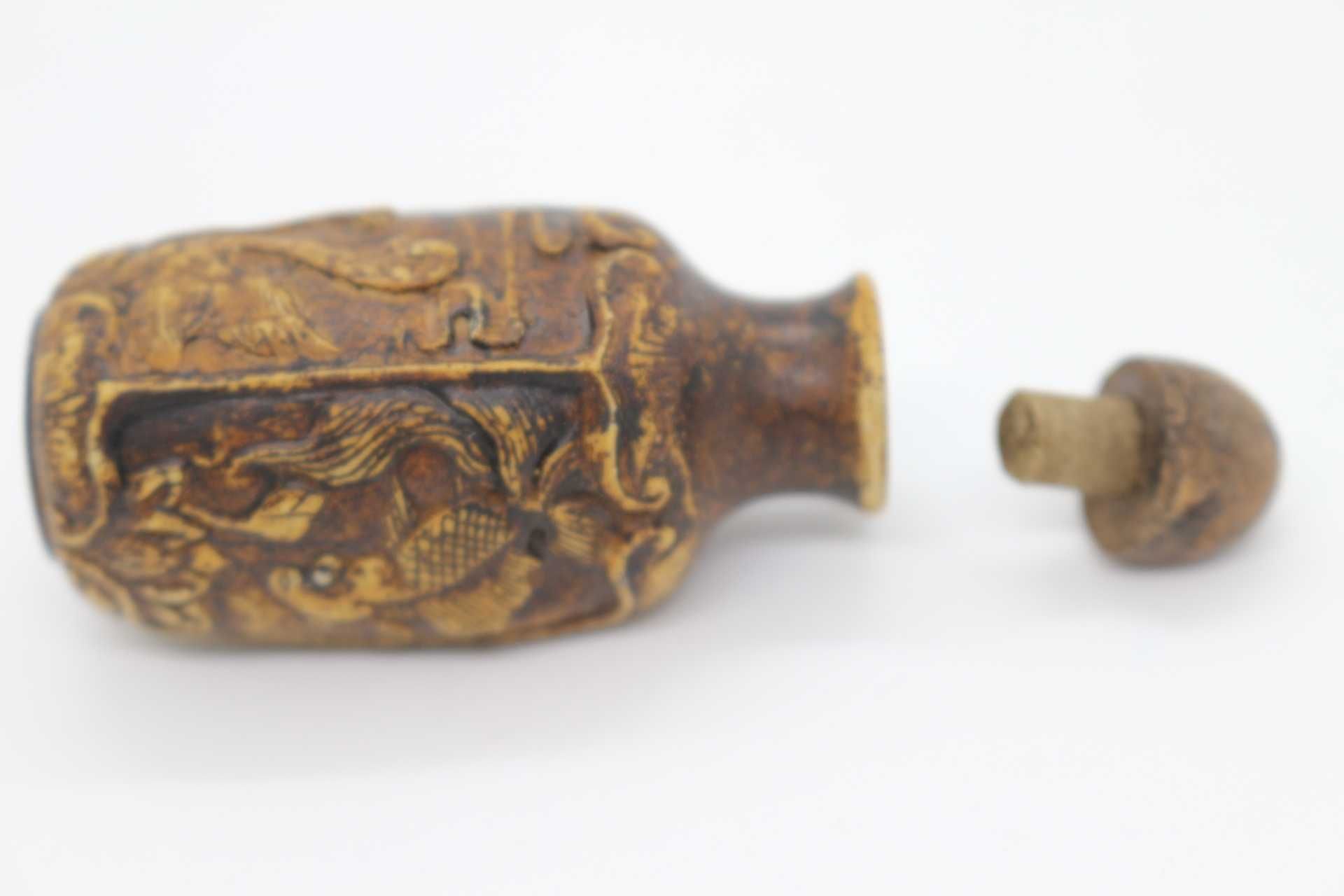 Snuff Bottle em Pedra Chinesa com Animais Esculpida à Mão