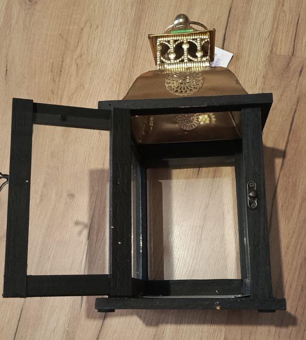 Lampion wzorowany na starych lampach.