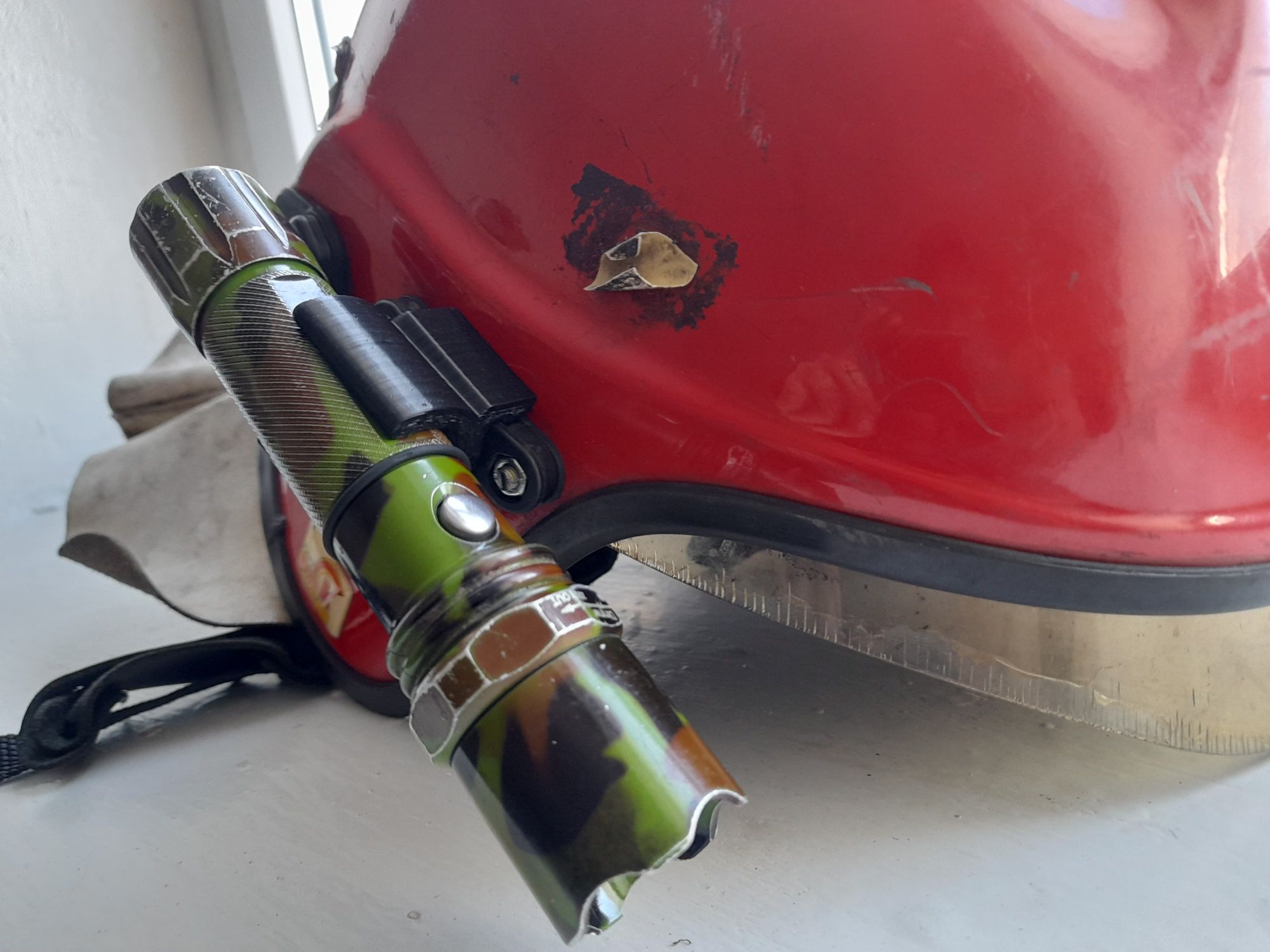 Кріплення фонарика, ліхтарика на пожежну каску.
