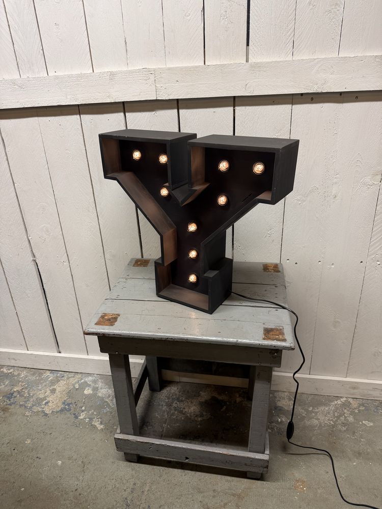 Letra Y com iluminacao