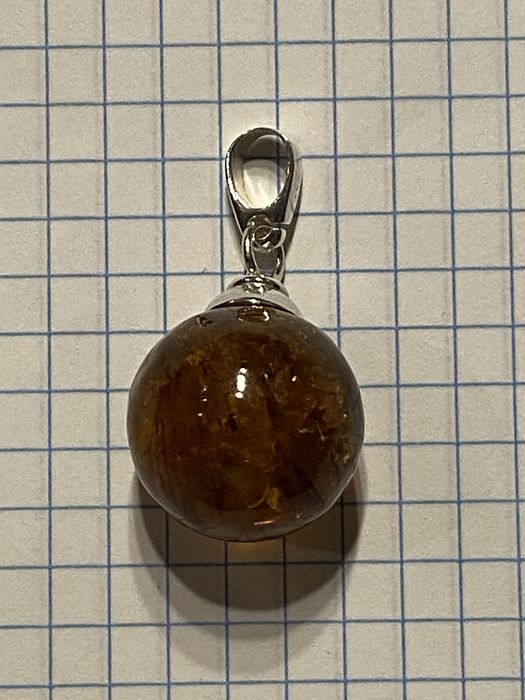Wisiorek z bursztynu , kula