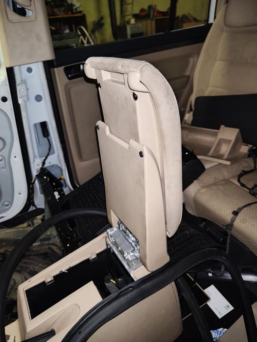 Podłokietnik jasny volkswagen Touran ll 2012