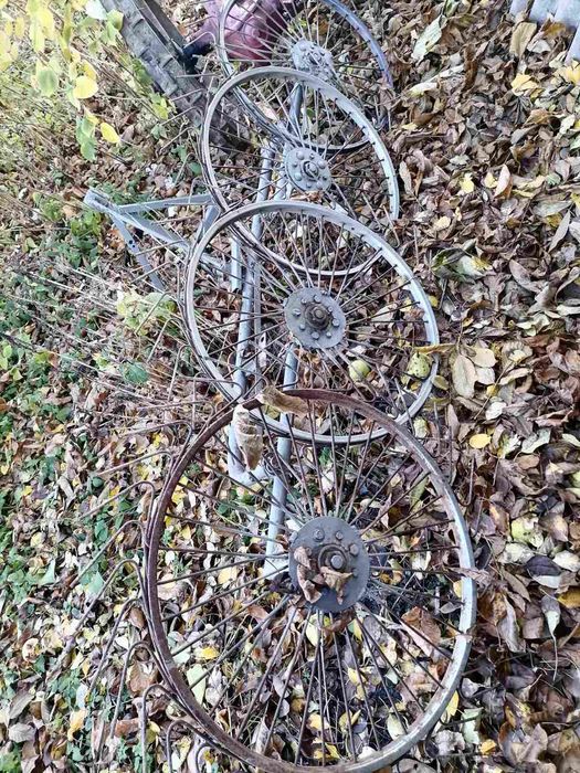 Саморобний трактор разом з копалкою, грабалкою, косілкою