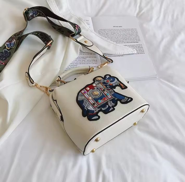 Torebka kuferek skóra PU prezent