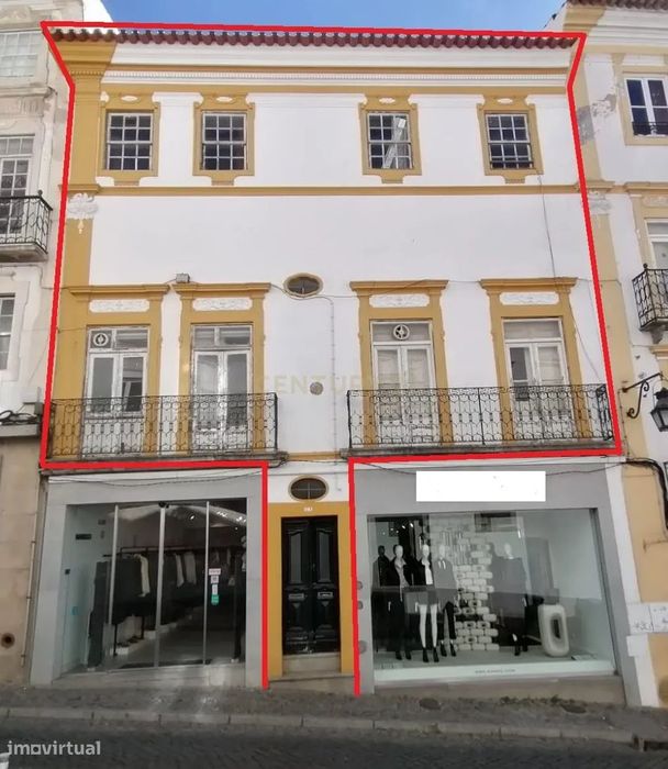 Prédio histórico para recuperação a 50 metros da Praça do Giraldo em É