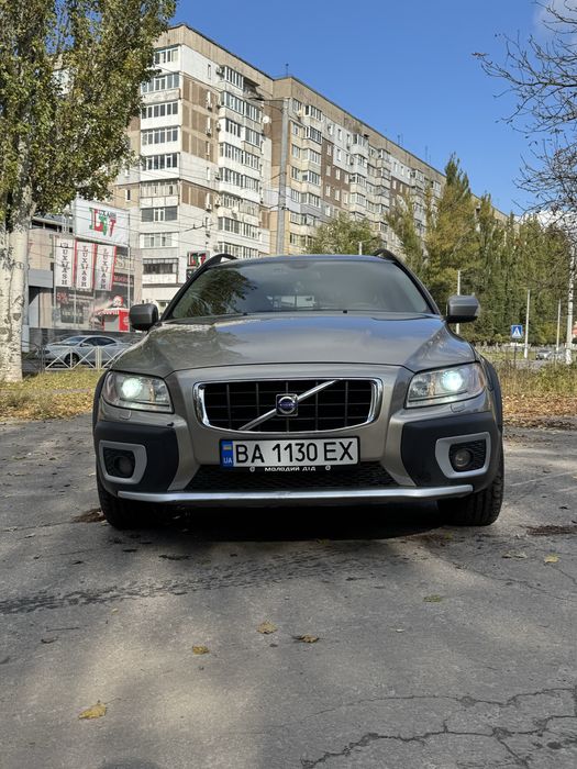 Volvo XC70 — надійний повнопривідний універсал у чудовому стані