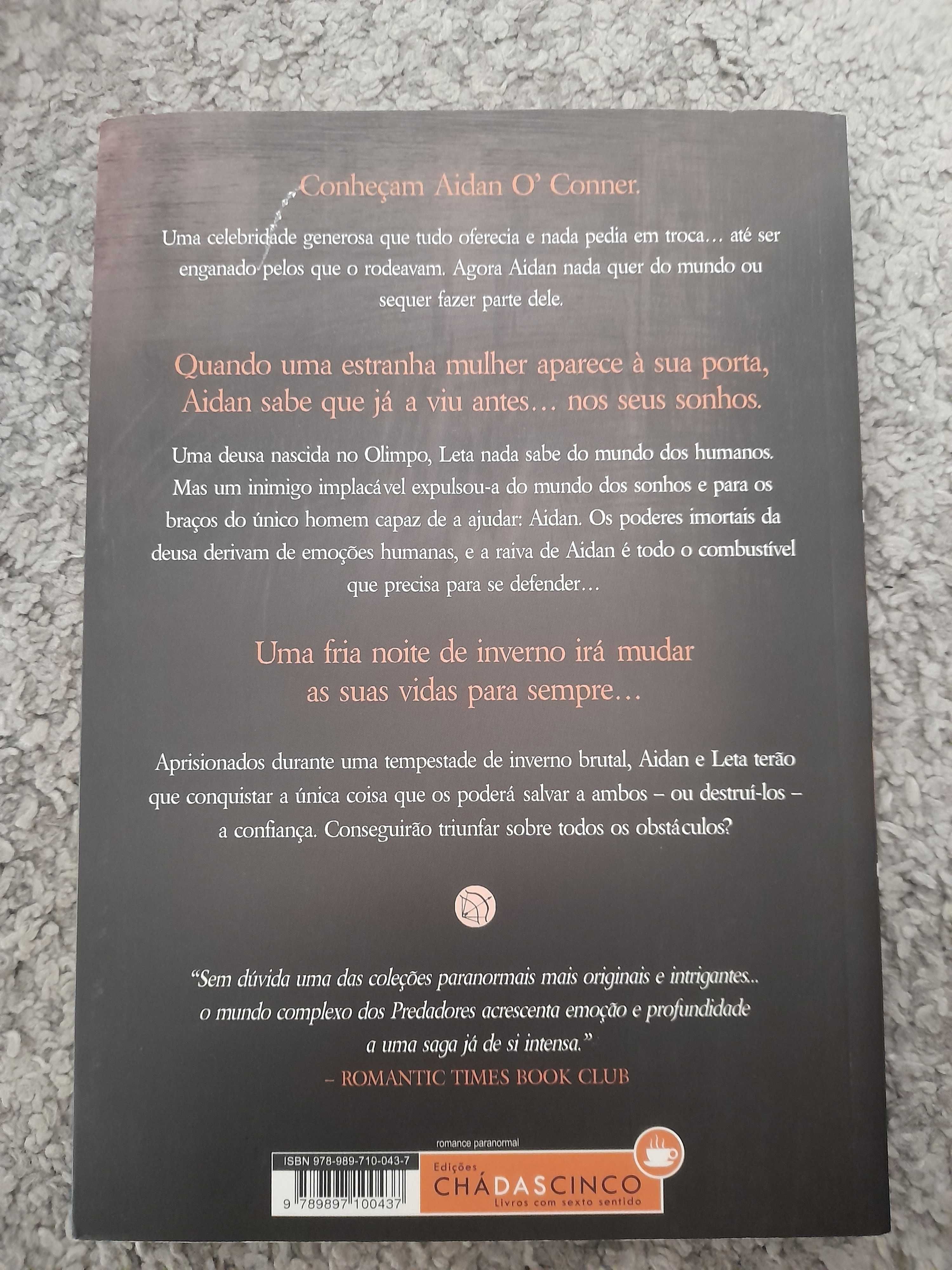 Livro "À Luz da Meia-Noite" de Sherrilyn Kenyon