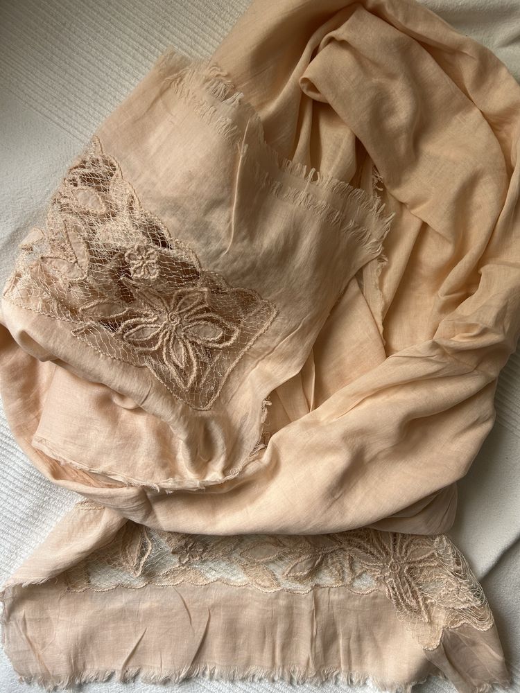 Elegancki zwiewny szal oversize z haftami