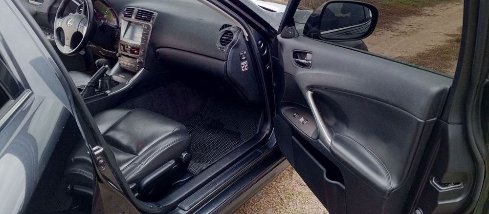 Продам Lexus is 220