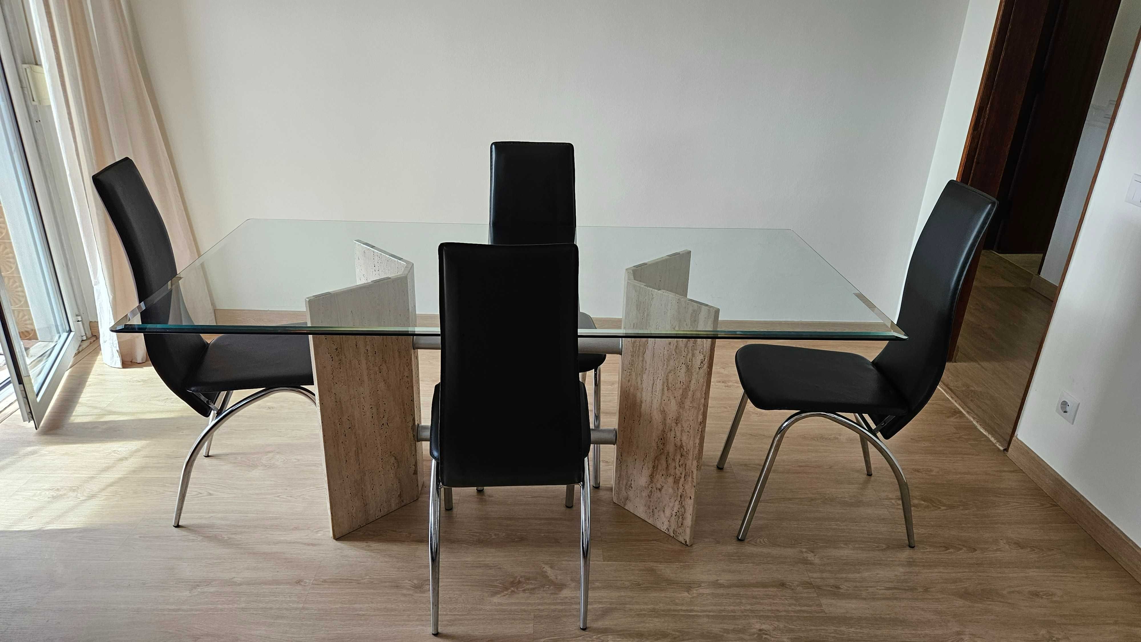 Mesa rectangular de vidro e 4 cadeiras pretas