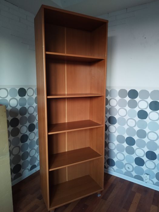 Wysoka z półkami szafka