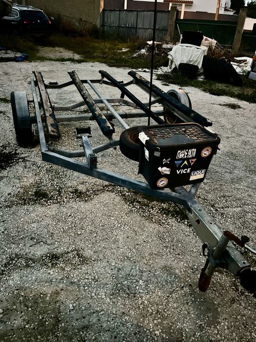 Atrelado duplo motas de agua