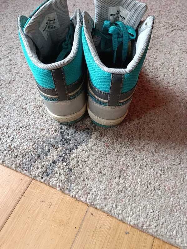Buty sportowe Nike.