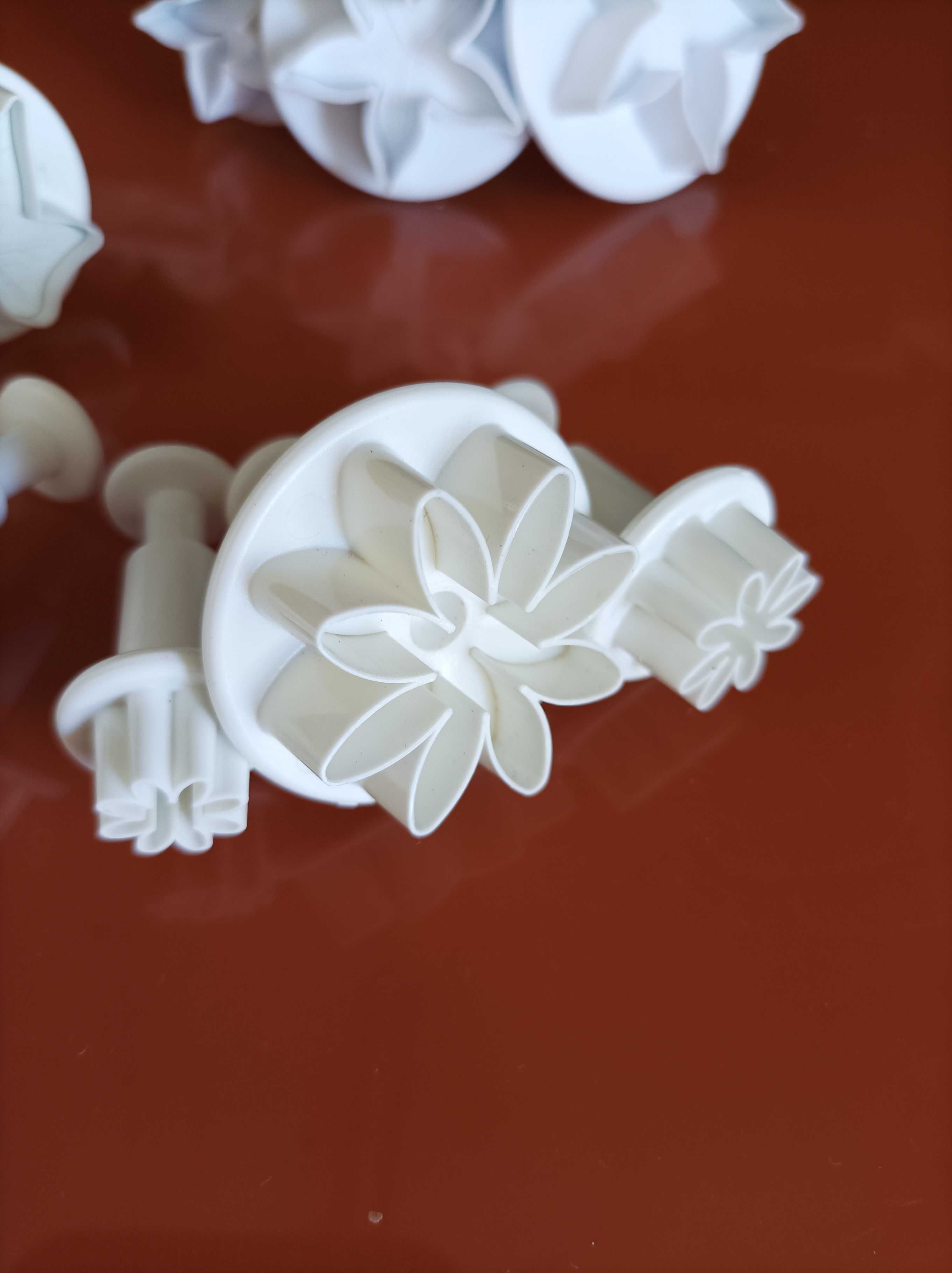 Conjunto de Cortadores com ejetor para Cake design folhas/flores