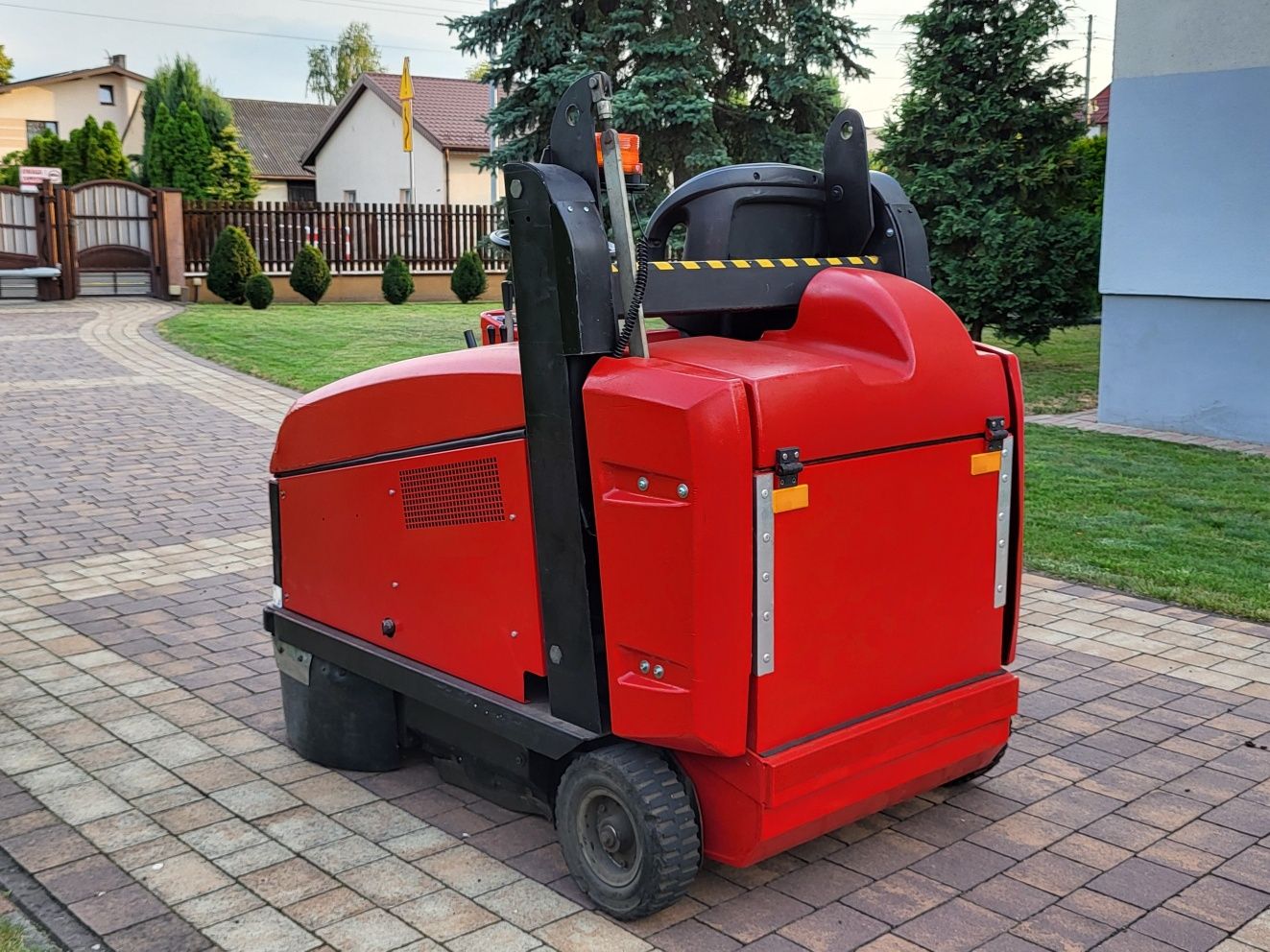 Zamiatarka OTTO H TOP spalinowa, z wysypem hydraulicznym [nie KARCHER]
