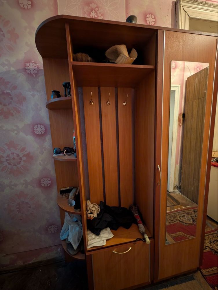 Шафа в прихожу в хорошому станв