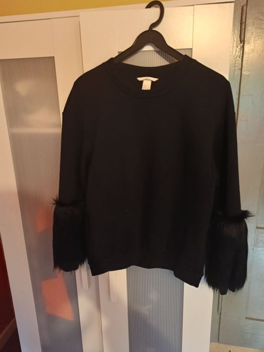 Bluza damska czarna z rekawem furerkowym