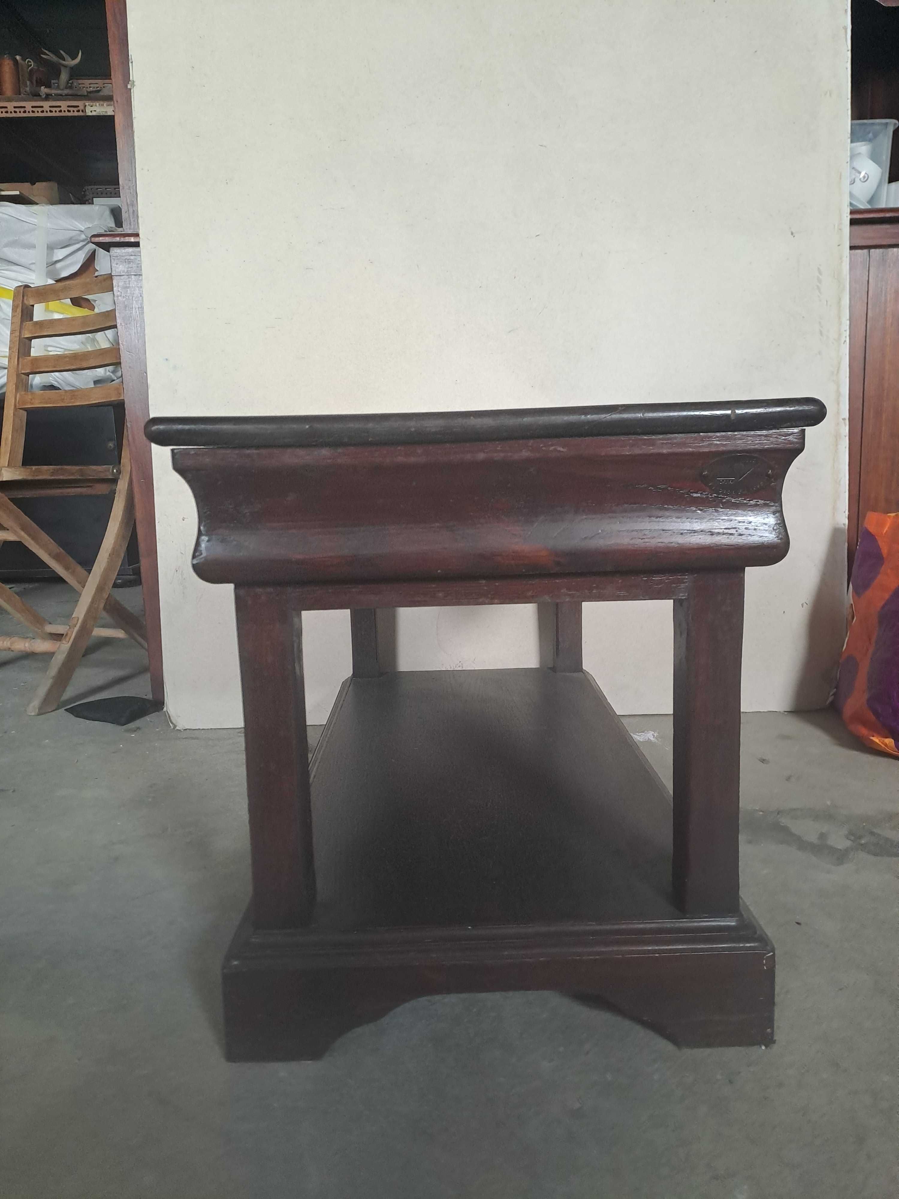 Mesa de centro em madeira maciça – com prateleira e gavetas