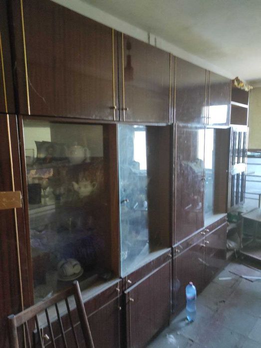 Отдам старую мебель - 2 шкафа, полочки, стол, столик