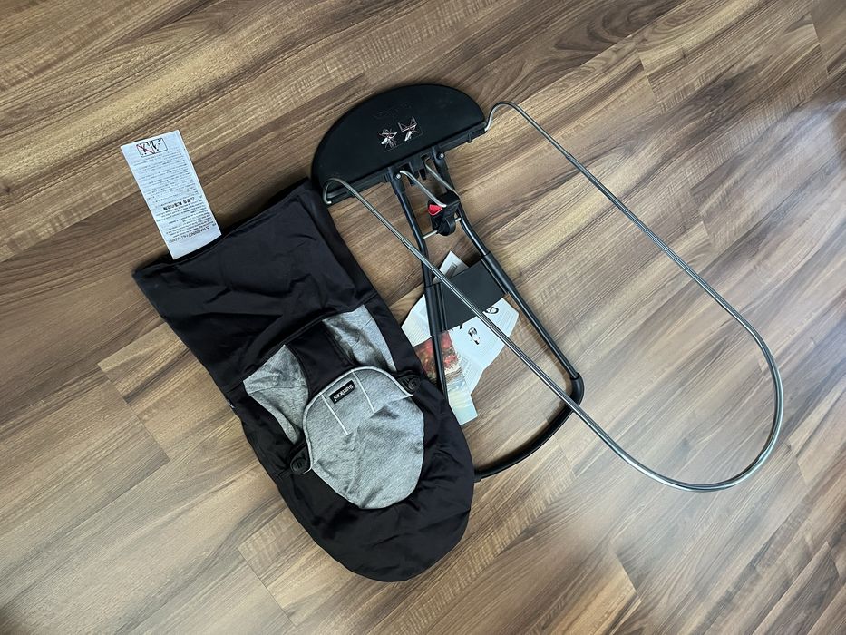 Espreguiçadeira de bébé Babybjorn + brinquedo