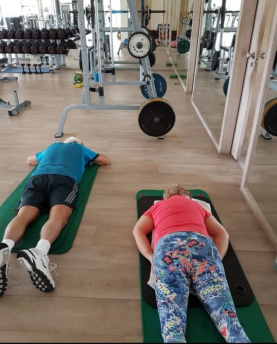 Treino com personal trainer ao ar livre ou ginásio