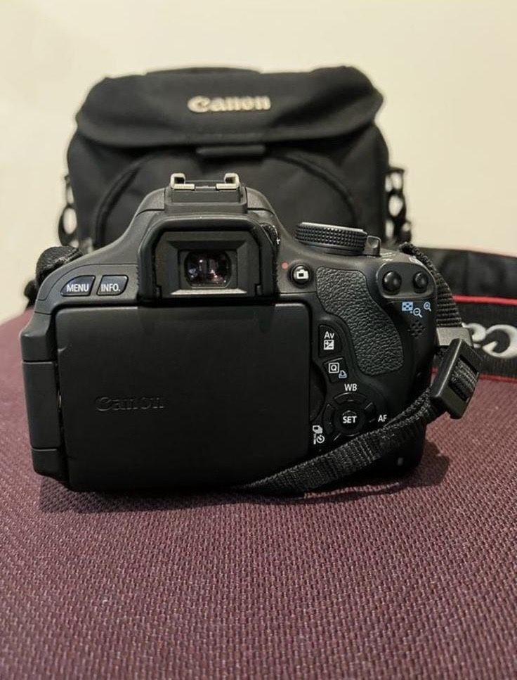 Máquina fotográfica Canon EOS 600D
