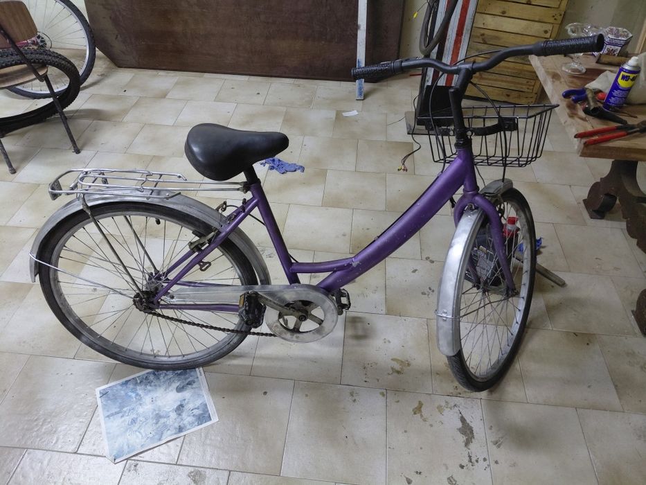 Bicicleta antiga de senhora no estado real que se encontra nas fotos