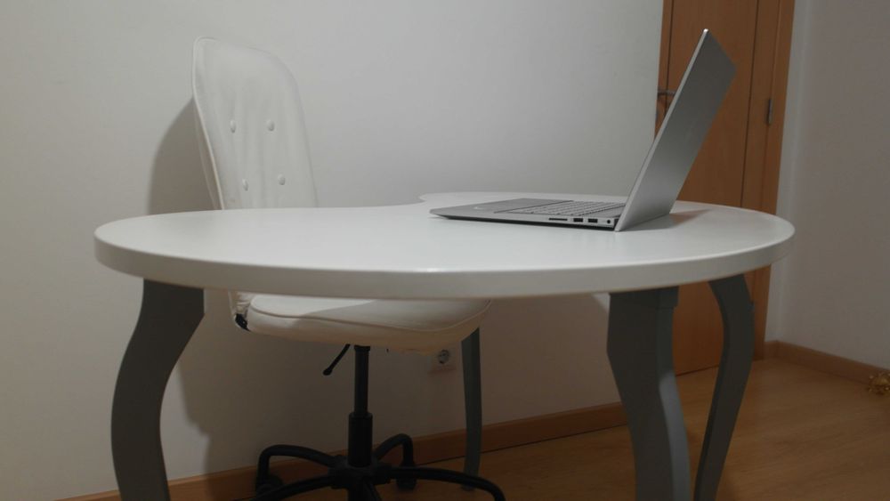Secretária ergonómica de design orgânico. Sem cantos vivos.