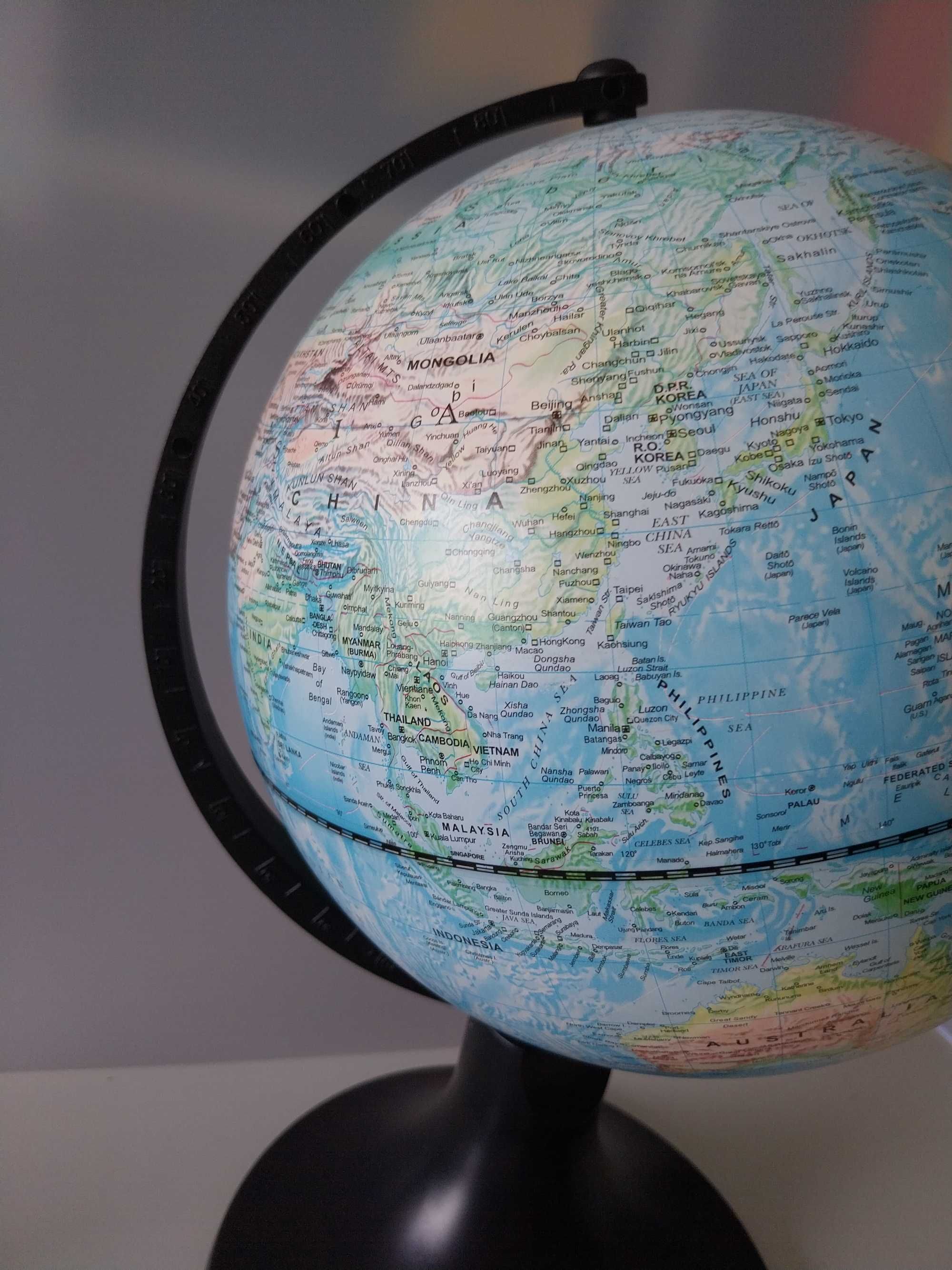 Jogo encyclopédia interativo com cartões e globo mundo