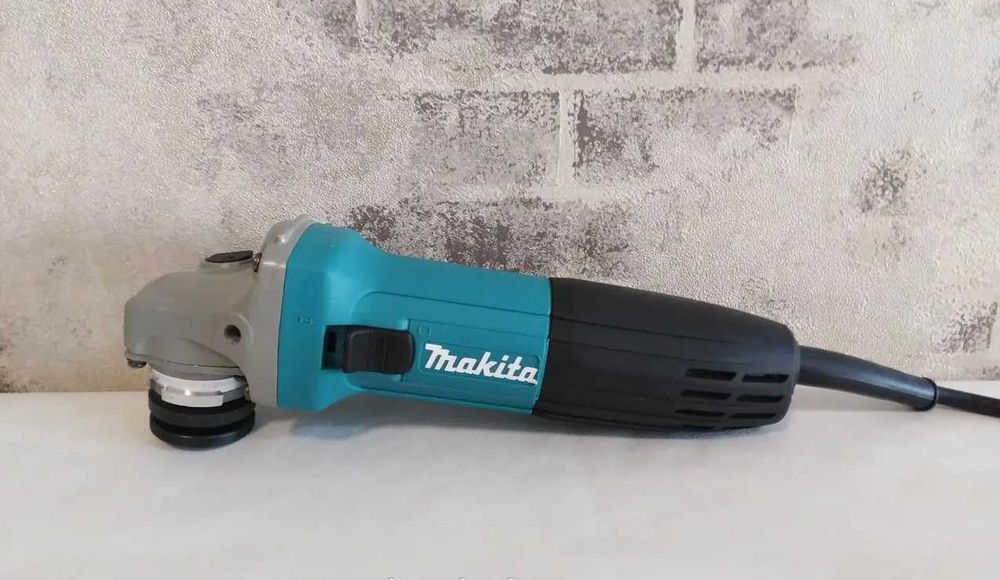 Угловая болгарка Makita проводная 220в. Шліфувальна  болгарка Макита