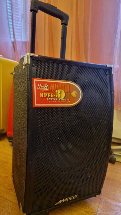 Продам музыкальную колонку с микрофоном с usb вход и минусовок 2600гр