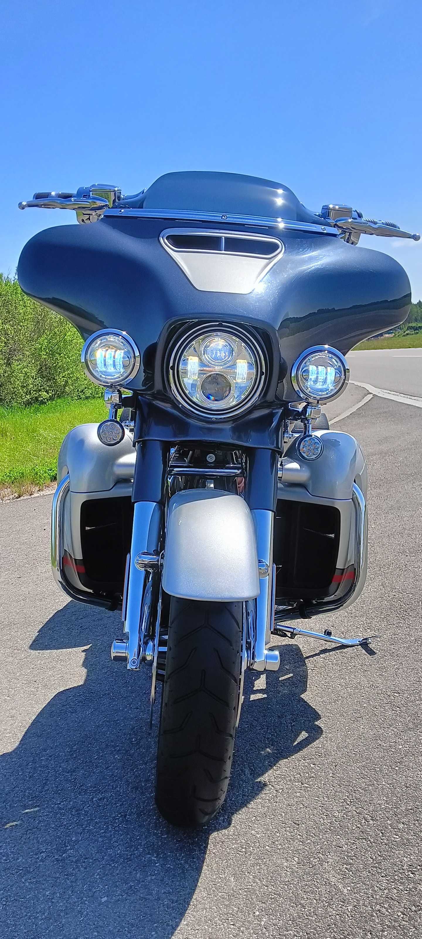 Harley Davidson FLHXSE CVO 117. Elektra. 
Road King FLHXS Road glide.