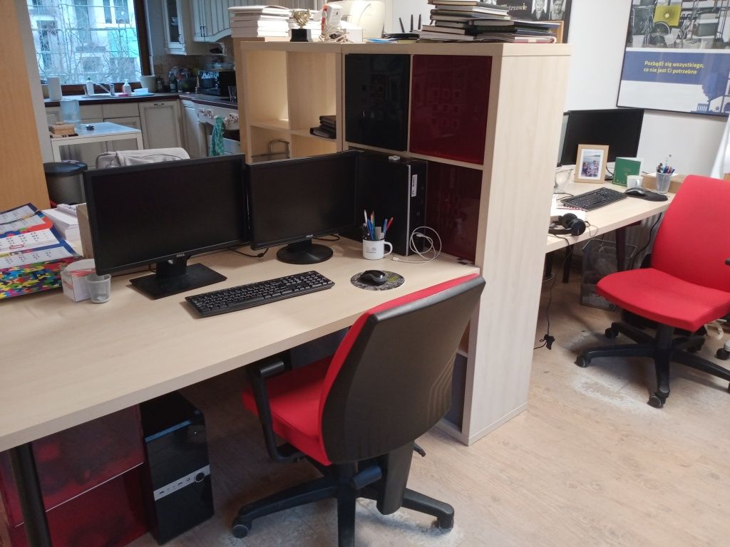 Zestaw mebli biurowych do openspace (4 biurka i regał)