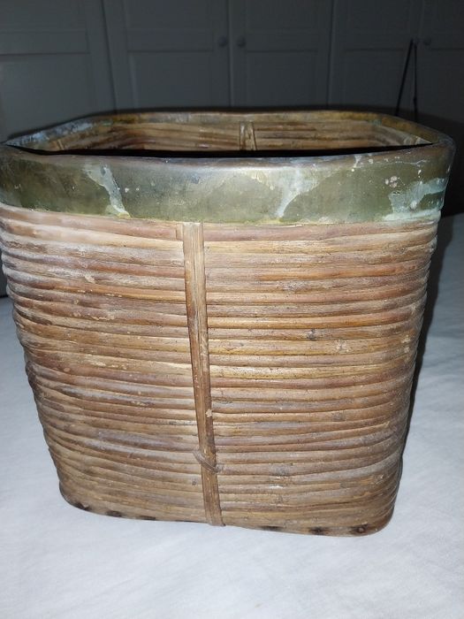 Cesto de verga ( não sei se é bambu fininha) e metal dourado( latão gr