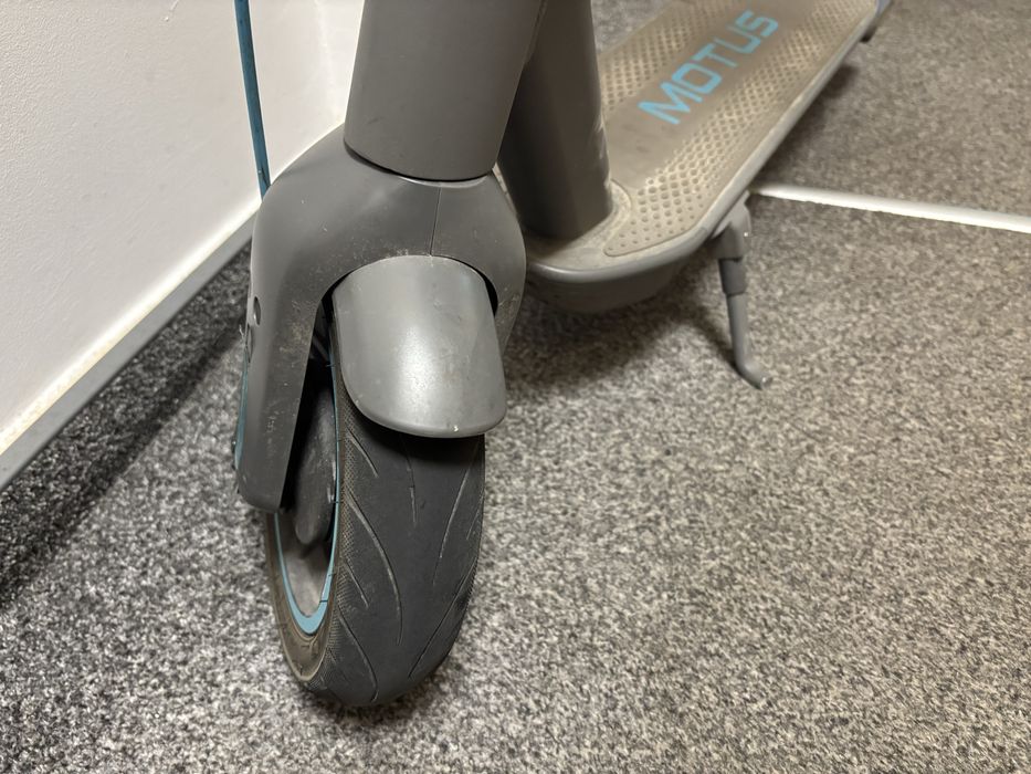 Motus Scooty 10 2022 - stan bardzo dobry!