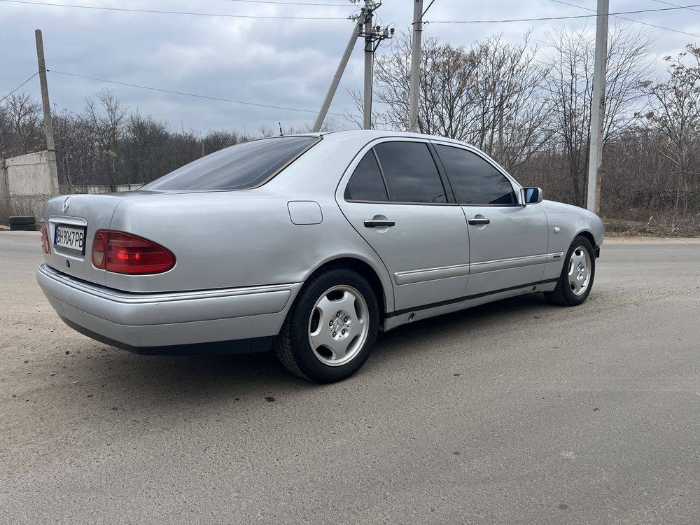 Продам Mercedes E 210