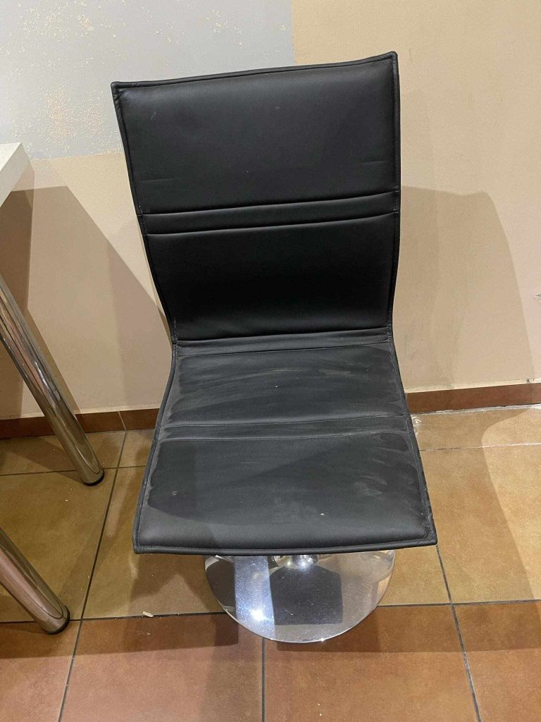 Dwa krzesła obrotowe