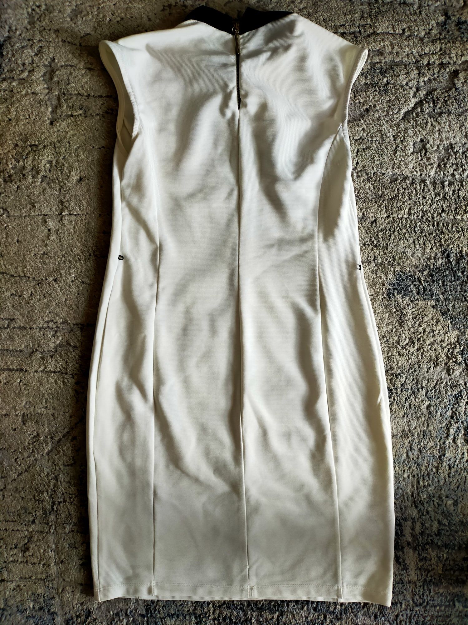 Sukienka biała z czarnym kołnierzykiem r. 38