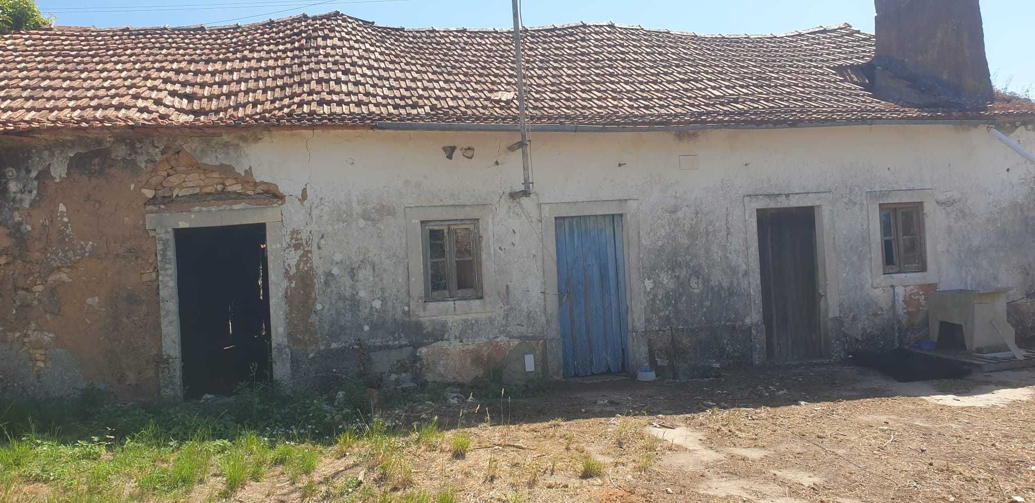 Terreno 1600 m² com ruína – São Mamede, Batalha