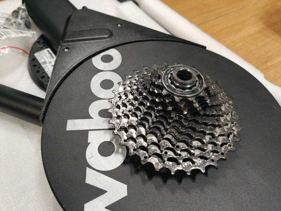 Trenażer rowerowy Smart Wahoo kickr core z kasetą 11 rzędową