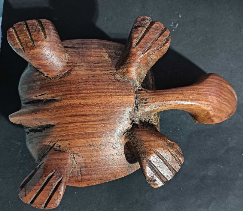 Tartaruga em madeira feita a mão.