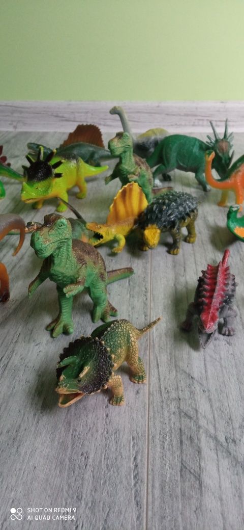 Zestaw 17 Dinozaurów