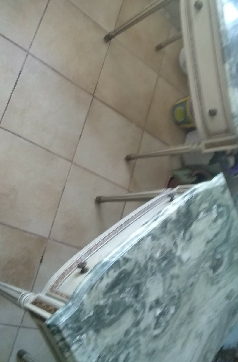 Mesa de cabeceira antiga com tampo pedra