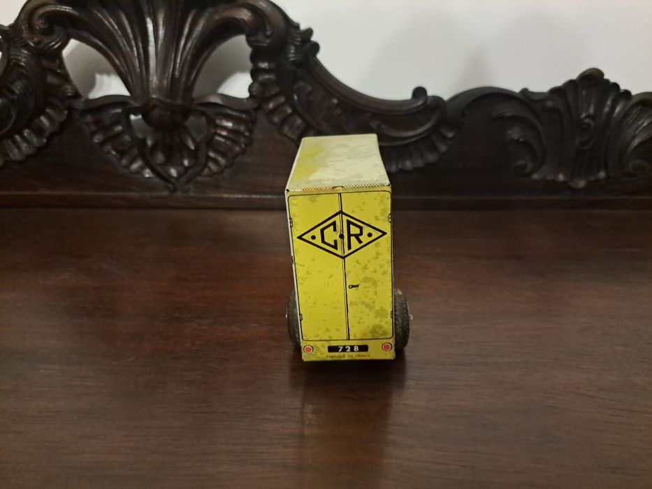 Brinquedo carro antigo