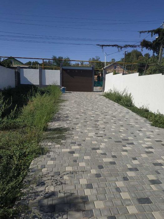 Дом Нерубайское. в центрі 2 поверхи  новий з усім пакетом документів