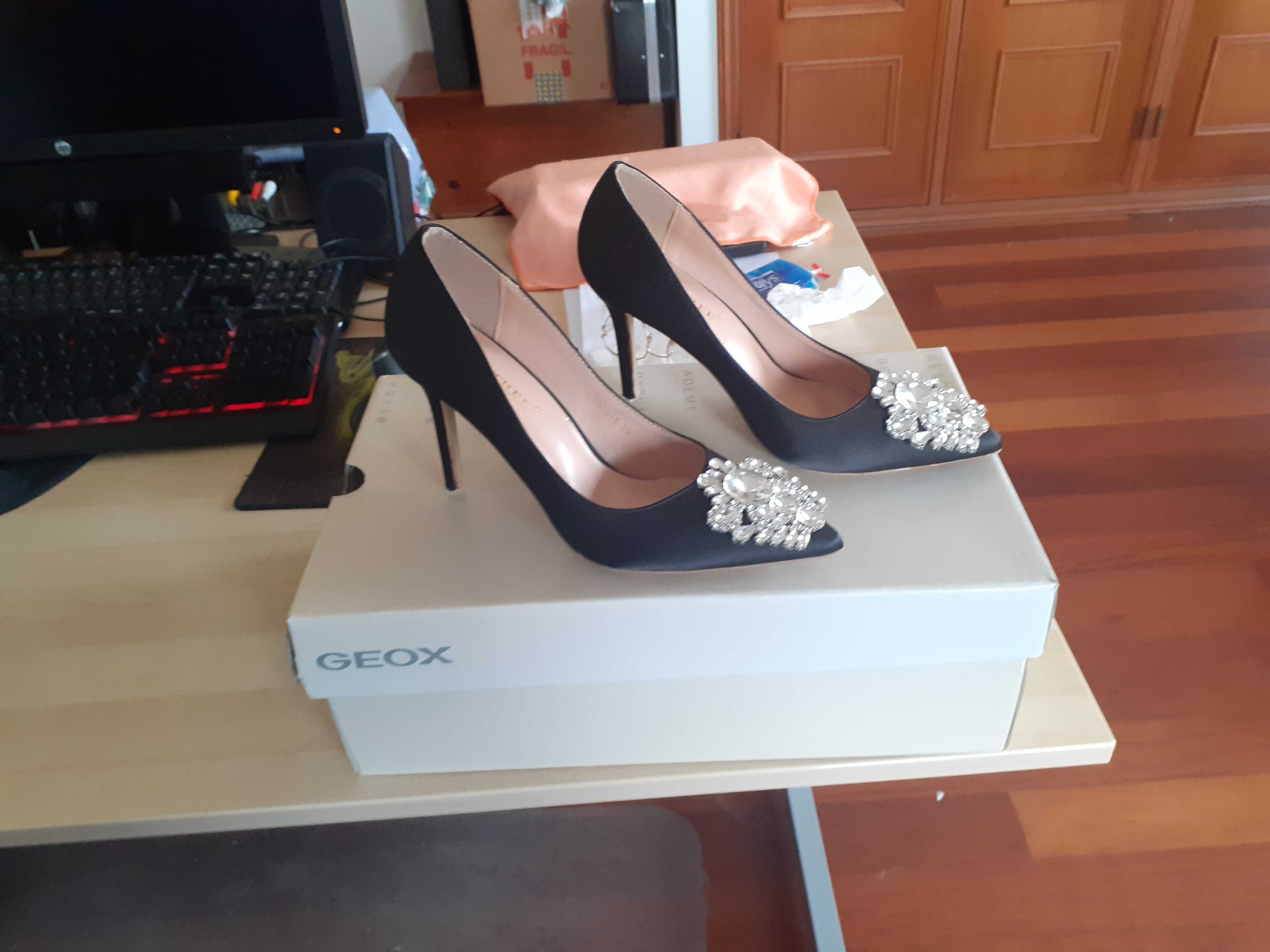 Sapatos de Cetim com Jóia
