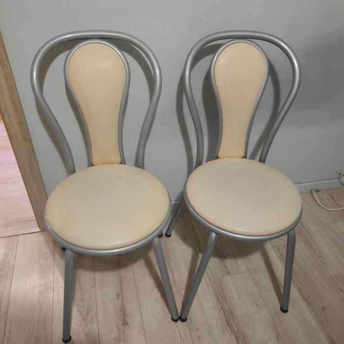 Dwa krzesła do kuchni