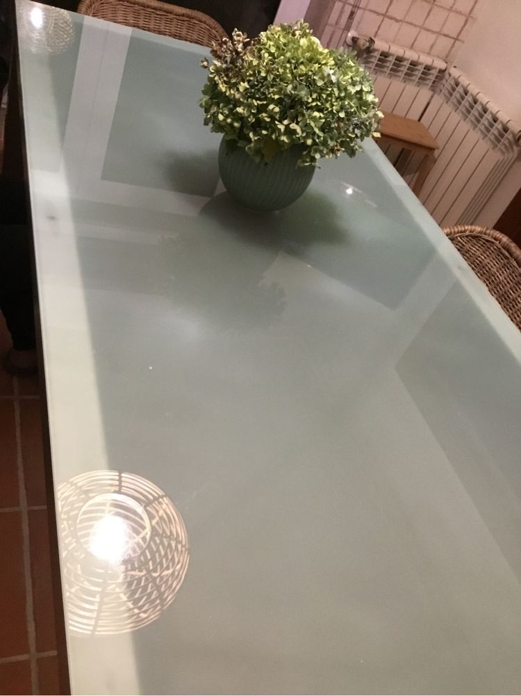 Mesa de vidro com pernas de inox